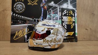 Max Verstappen - Majstrovská helma + podpis karta 1:4 - 3