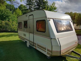 Karavan Dethleffs camper se stanem a zimní plachtou - 3