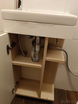 Umyvadlová skříňka s umyvadlem i baterií a sprchou - 3