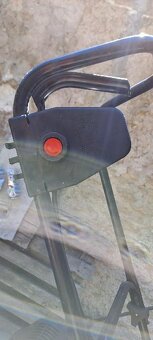 Prodám elektrickou sekačku na trávu Nová cena 300,- Kč - 3