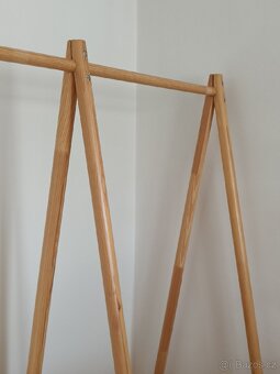 Vysoký dřevěný stojan na oblečení Karup Design - 3