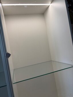 Vitríny s tvrzenými skly - 3