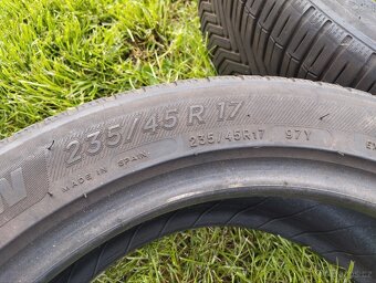 Pneu 235/45 R17 - 3