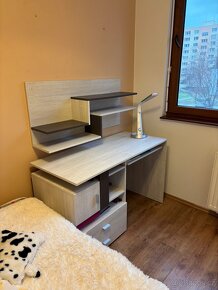 Postel, psací stůl ,židle a police - 3