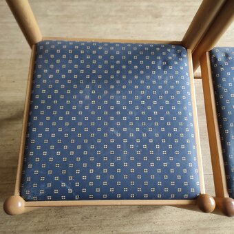 2 dřevěné židle s čalouněným sedákem - 3