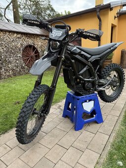 SUR RON Ultra BEE R s techničakem a spz - 3
