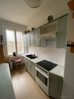 Moderní kuchyňská linka se spořebiči - 3