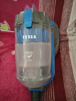 Bezsáčkový vysavač Tesla, malý a lehký - 3