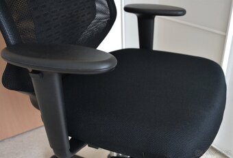 Kancelářská židle - Vitra ZÁNOVNÍ PC 18 500,- - 3