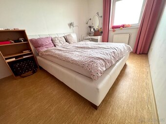 Kožená postel s roštem a matrací, dřevěné nohy - 3