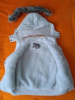 teplá vesta s odep. kapucí i kožešinou, vel. S zn. H-Fashion - 3
