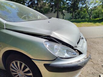 Havarovaný Peugeot 307 - 3