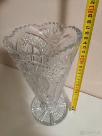 Broušená skleněná váza - 3