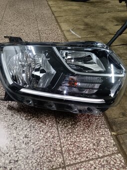 Právě přední světlo Dacia Duster - 3
