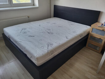 Postel MALM 160x200 cm s matrací, černá, úložný prostor - 3