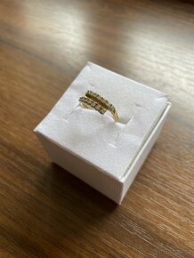 Zlatý dámský prsten se zirkony - 3