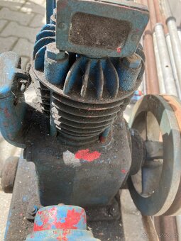 Starý historický kompresor s motorem ČKD - 3