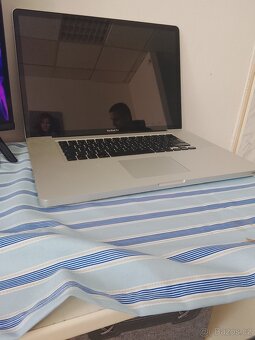 Macbook a malá tv Sencor - 3