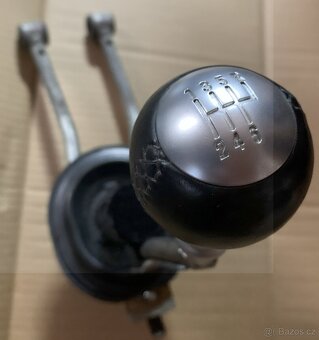 Řadicí páka z Dodge Challenger RT 2015 manuál - 3