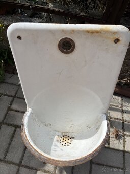 Staré nástěnné umyvadlo - 3