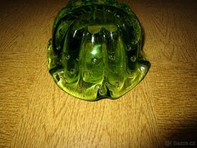 Skleněný popelník viz foto pěkný. Šířka 15cm. Cena 300 Kč. - 3
