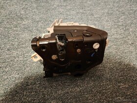 Audi A4 B8 pravý zadní originál zámek 8K0839016C - 3