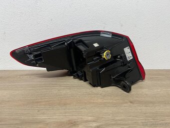 BMW F40 zadní světlo - 3