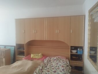Horní rám se skříňkami nad manželskou postel 180 cm – levně - 3