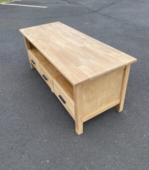 Prodám masivní dubový TV stolek po renovaci - 3