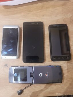 Motorova V3 Razr, HTC, Huawei, Nokia - 3
