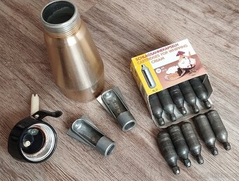 Šlehačková láhev + bombičky - 3
