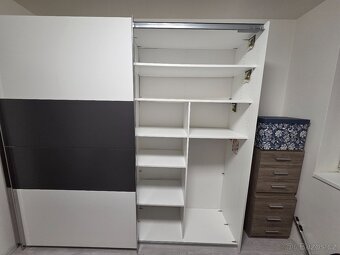 Šatní skříň - 3