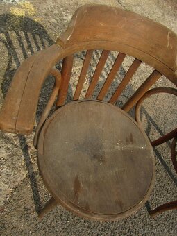 Nabízím stará polokřesla Thonet . Na renovaci. Jen co je a f - 3