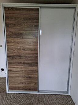 Vestavná skříň s posuvnými dveřmi - 3