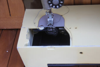 šicí stroj kufříkový ) VERITAS ( kazeta - 3