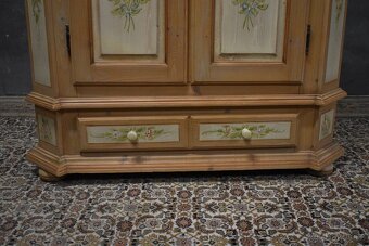 Šatní skříň zdobená - 3
