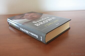 Skandál; V žáru lásky; Zdravím tě, temnoto - Sandra Brown - 3