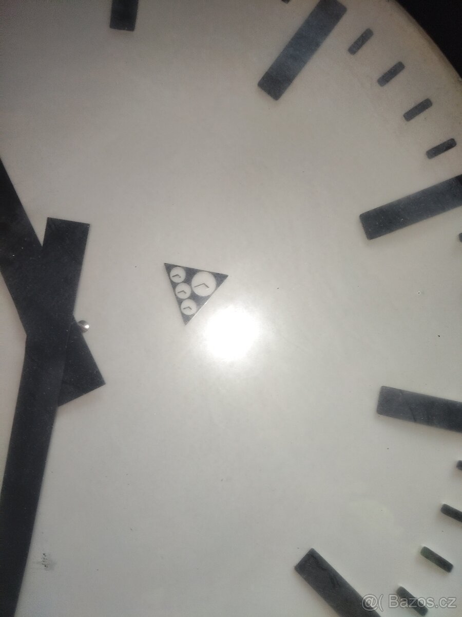 Starší, bakelitové hodiny - 4