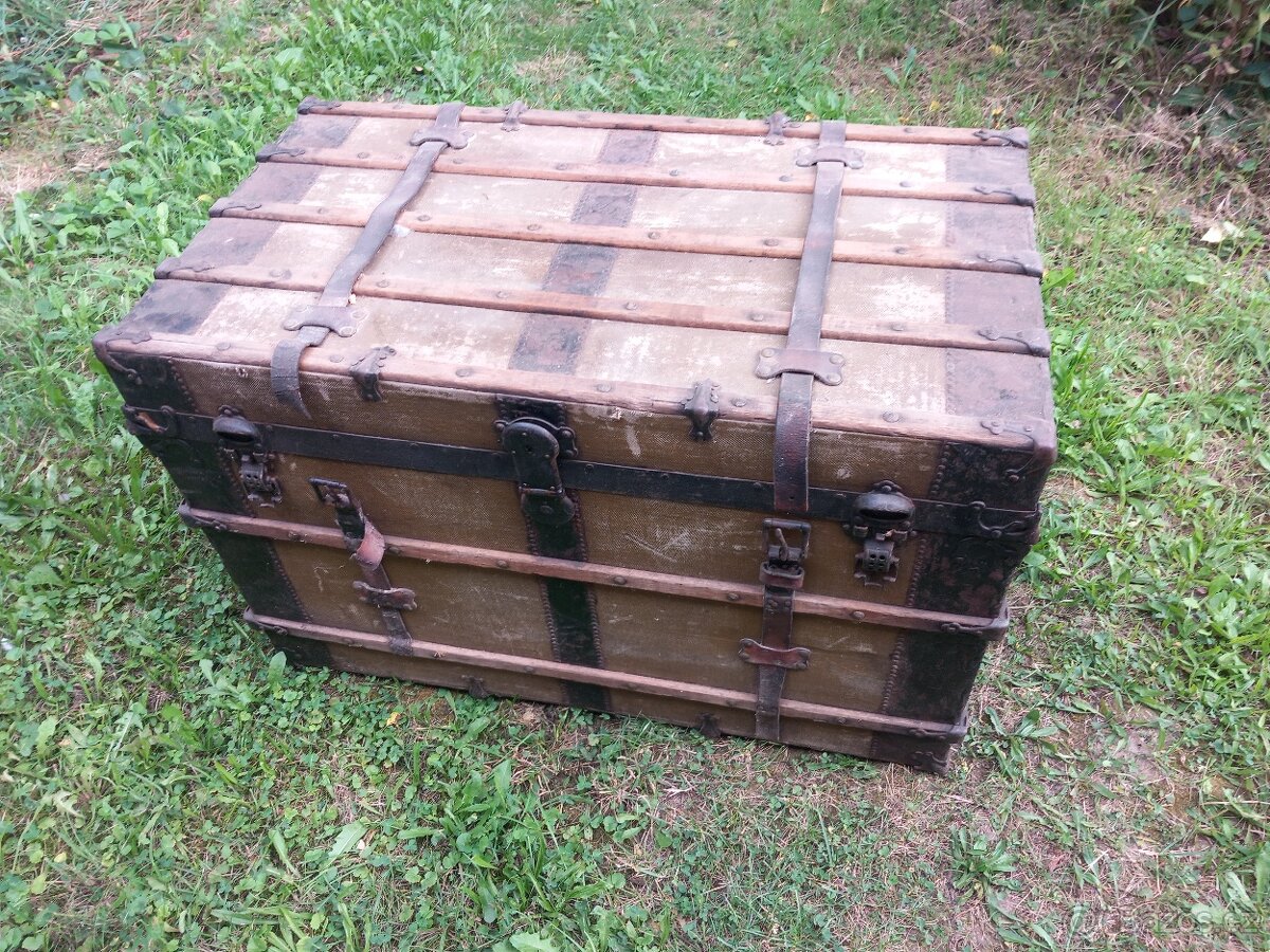 Starý kufr, dřevěná bedna. - 4