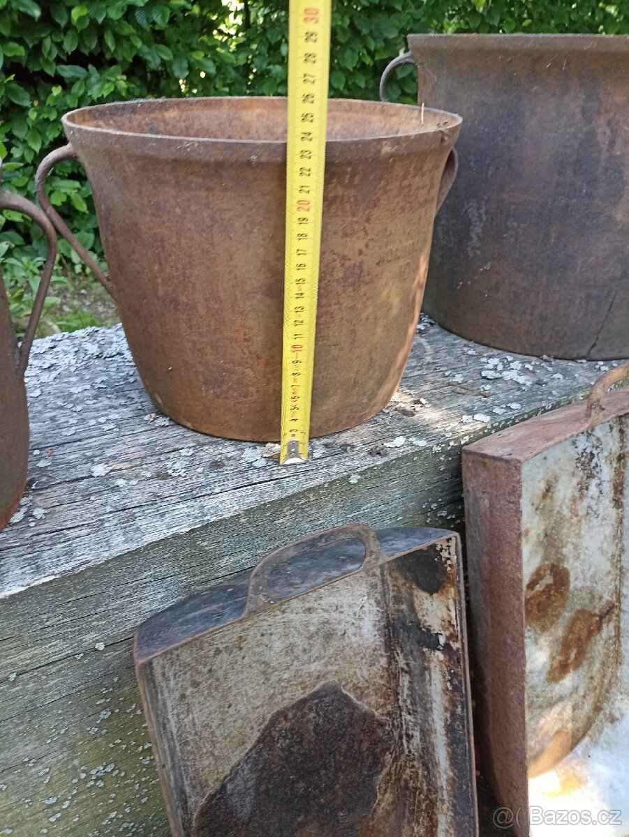 Set starých litinových hrnců "Železňáků" a pekaců "Husáků - 4