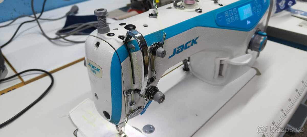 Průmyslový automatický šicí stroj Jack A4 - 4