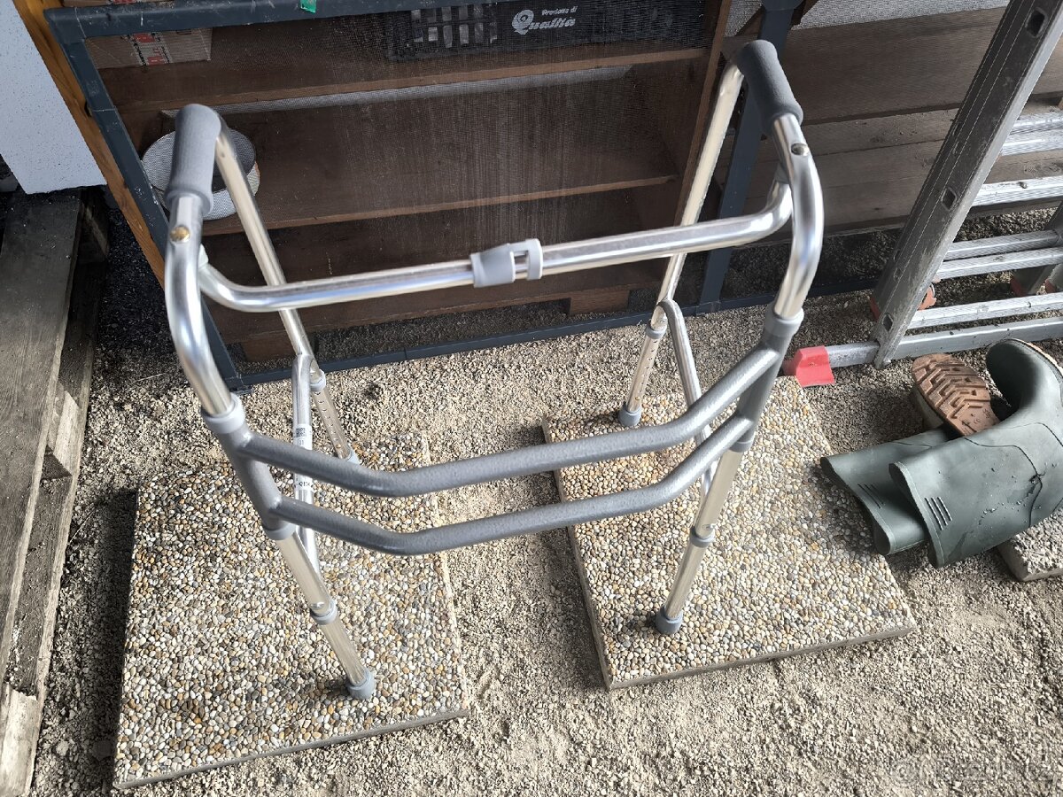 Prodám chodítko a přenosné WC - 4