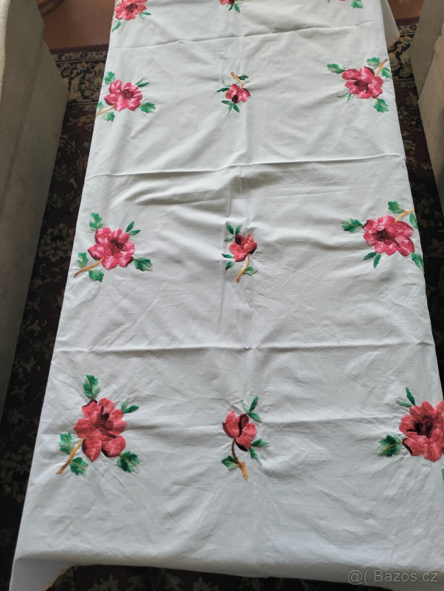 Ručně vyšívaný ubrus růže - 4