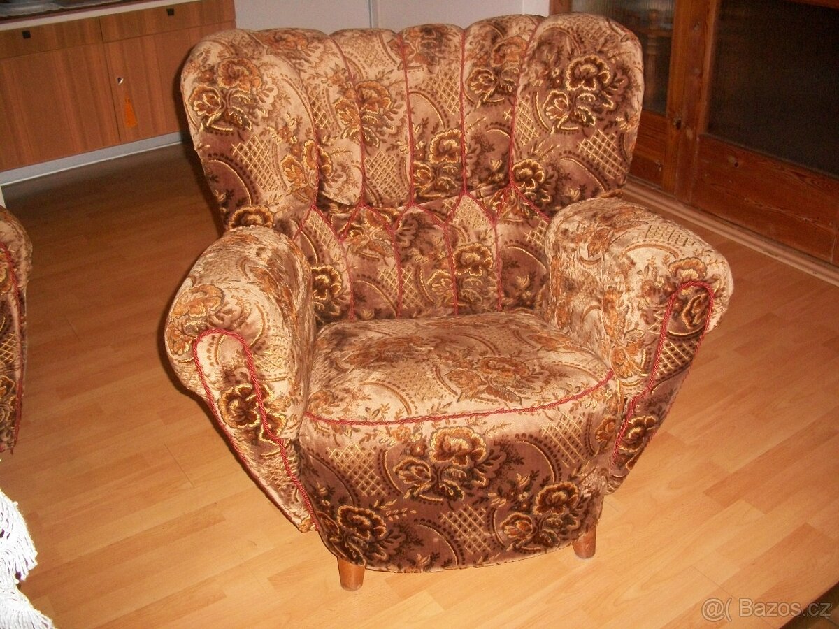 8 ks židlí a rozkládací stůl - 4