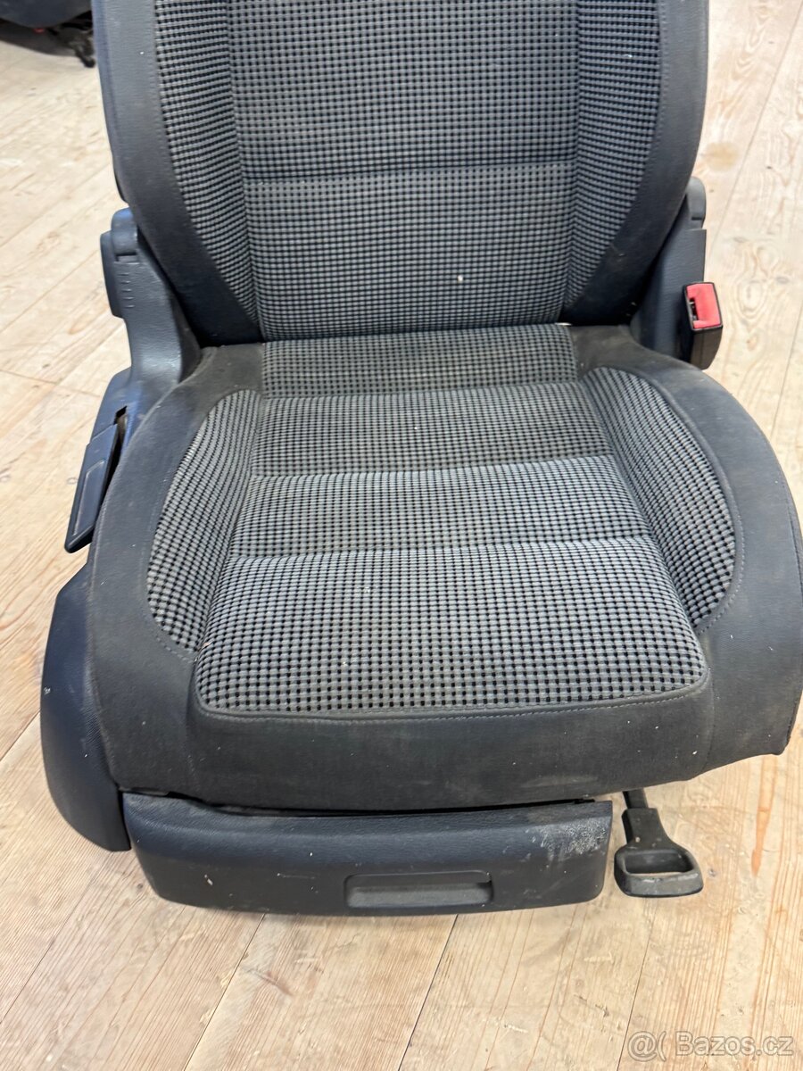 VW Touran 1T3, sedačky - 4