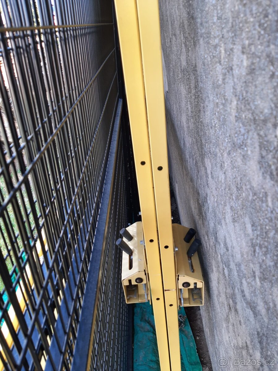 Drátěné panely Troax + sloupky, vrata - 4