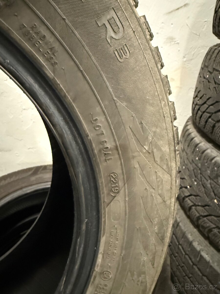 prodám zimní 215/60/16 Nokian - 4