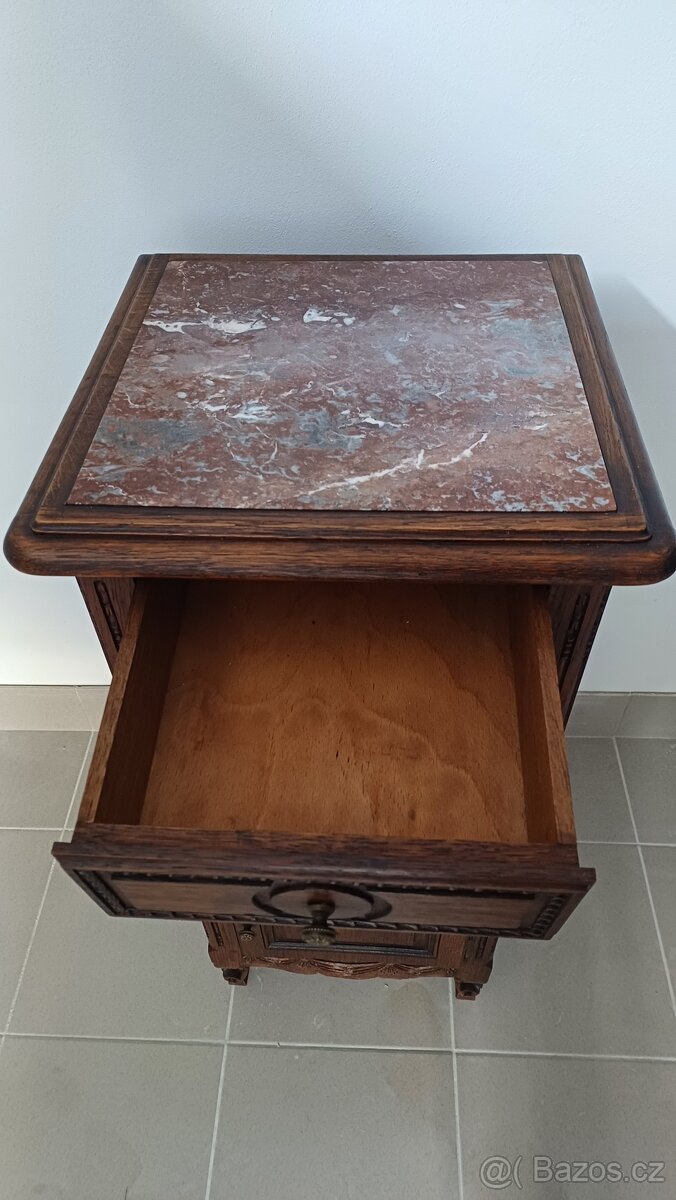 Noční stolek vyřezávaný - 4