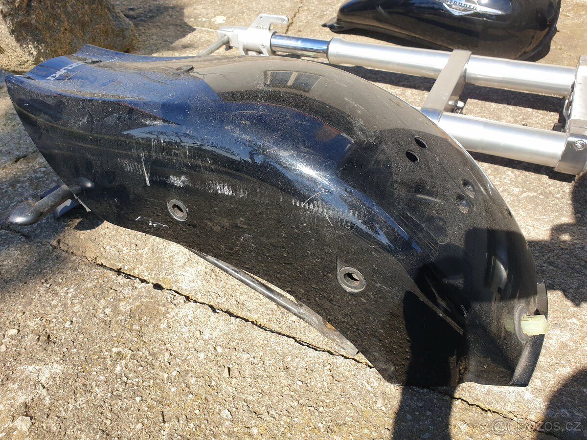 Prodám náhradní díly suzuki M 800 intruder, od r. v. 2005 - 4