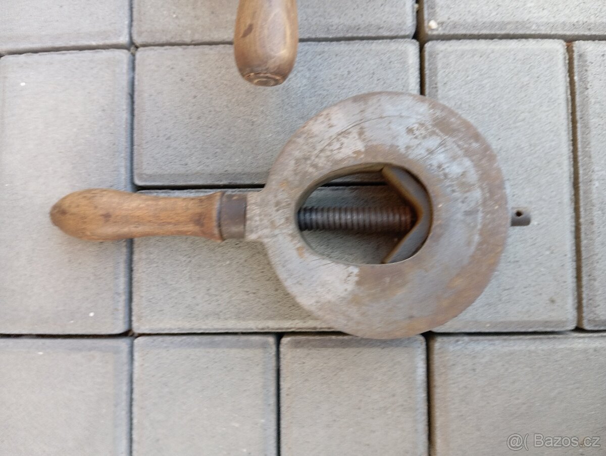 Prodám starou kolářskou frézu a upínák - 4